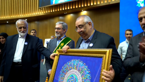 فیلم اهداء نشان حامی سلامت به دکتر جعفریان