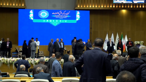 فیلم: اهداء لوح یادبود به مسئولین جشنواره کوثر ولایت